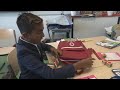 Schoolrugzakken voor de armste kinderen in Suriname.