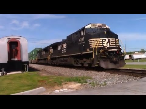 Heading South For Chattanooga!! Norfolk Southern Intermodal Clipping Thru Sweetwater, Tennessee!!
