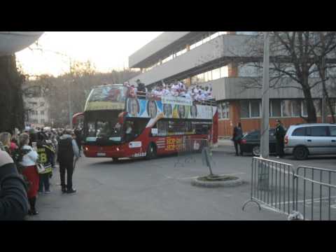 Nyitott autóbusszal járta be Miskolcot a DVTK Jegesmedvék bajnokcsapata II. - boon.hu