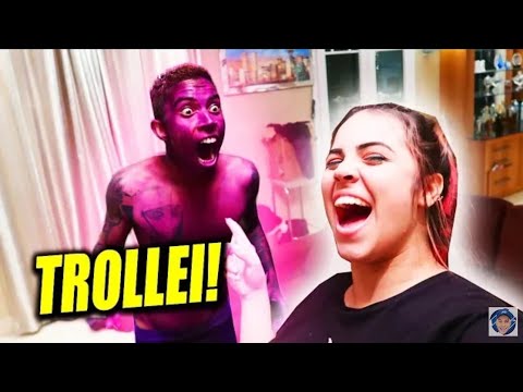 TROLLEI MEU NAMORADO JOGANDO TINTA ROXA NELE!! DEU RUIM