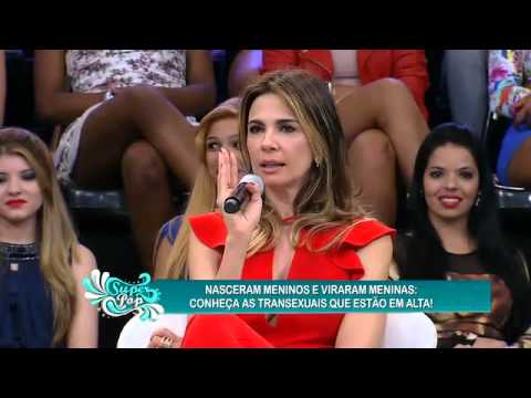 Repórter surpreende entrevistados ao dizer que é transex