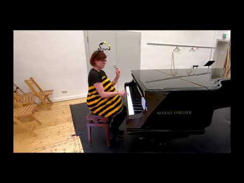 Dicke Biene am Klavier Dicke Biene am Klavier