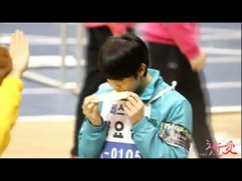 Yoseob makes a heart cookie for B2uty @ MBC Idol Star Sports Championship (12.01.08)