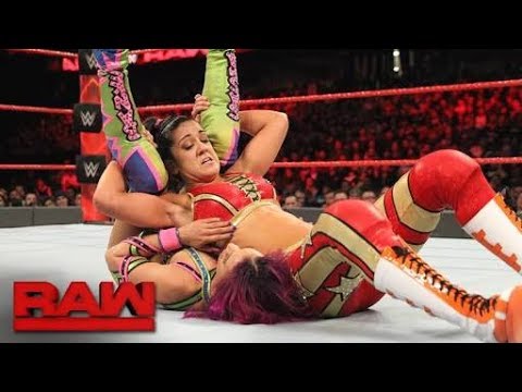 WWE RAW Sasha Banks vs Bayley (Charlotte Flair attacks) 06/03/17