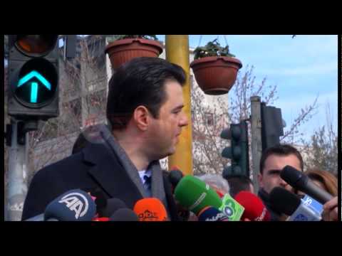 Qytetarët fikin makinat për 5 minuta, Basha: Nis pranvera e protestave- Ora News- Lajmi i fundit-