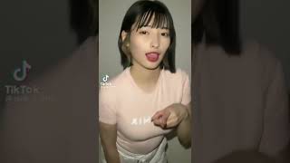 胸の形がクッキリ。