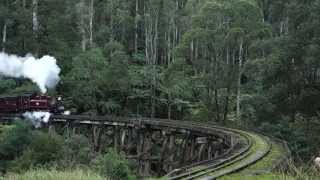 preview picture of video 'Puffing Billy at Monbulk Creek trestle bridge'