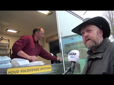 Boer Frans viert feestdagen met vriendin onder kerstboom