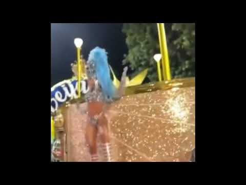 ANITTA SURPREENDE ao aparecer na SAPUCAÍ