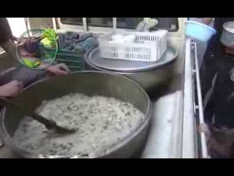 توزيع وجبات طعام في حرستا في ريف دمشق من قبل المكتب الإغاثي الموحد في الغوطة الشرقية