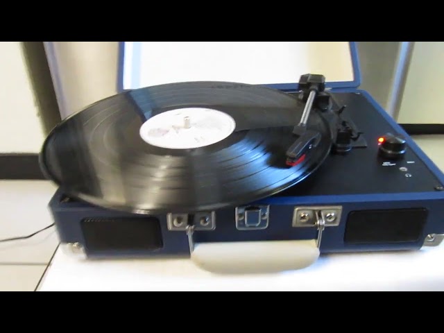 Classic Crosley Blue Stereo Suitcase Turntable Ex Condition!! in Arts & Collectibles in Mississauga / Peel Region