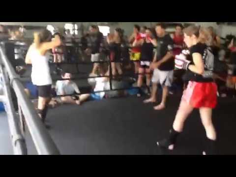 Debora Reis x Silvania - Graduação de Muay Thai Ultra Fight