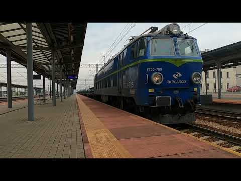 Tarnów; przelot ET22-709 z składem platform PKP Cargo 04.06.22, godz. 12:46