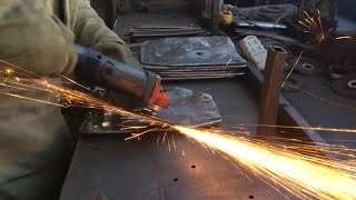 Ukrainians Using Scrap Metal From Old Cars for Protection