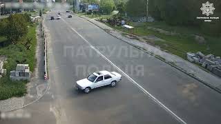 В Киеве пьяный водитель влетел в отбойник (видео)