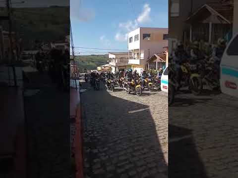 Mototaxistas homenageiam colega assassinado durante cortejo em Itamaraju