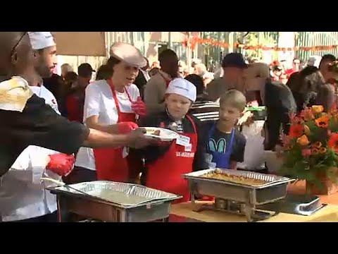 Celebrities serve Thanksgiving dinner to homeless people in LA