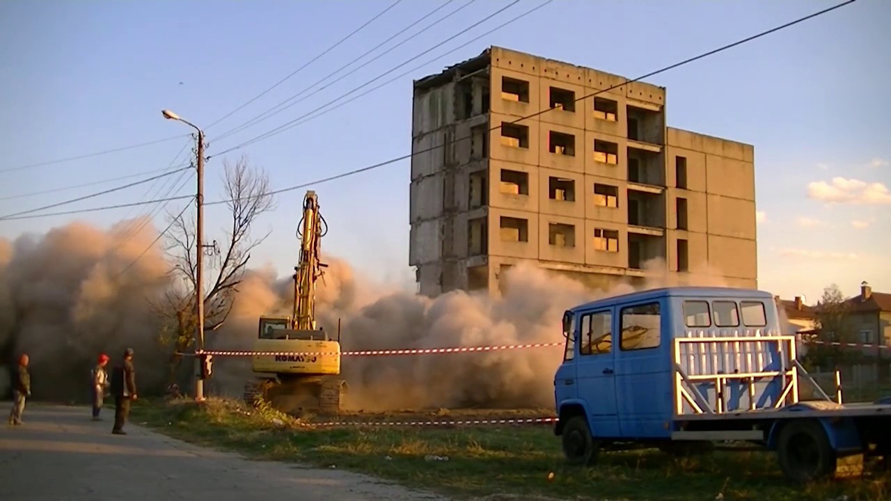 Събарят блока без стълби в Харманли