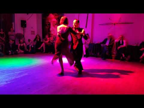 Argentine tango: Carlos & Maureen Urrego - "Milonga del 83"