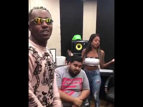 MC DEDE E MC Rita cantando