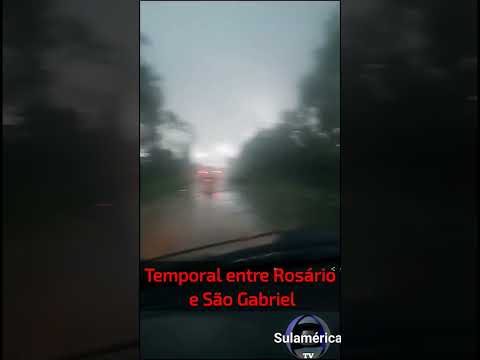 Temporal entre Rosário e São Gabriel na BR-290 deixou muitos galhos de árvores pela pista. #temporal