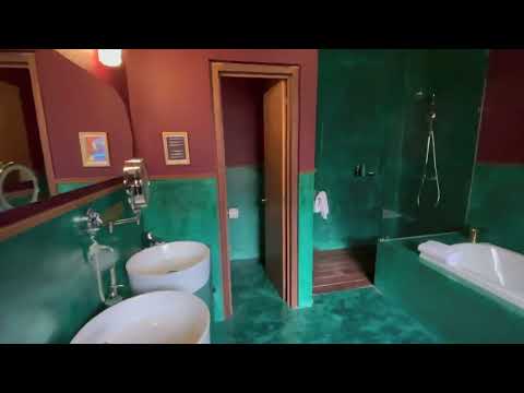 Hotel Tour - PugSeal Anatole France