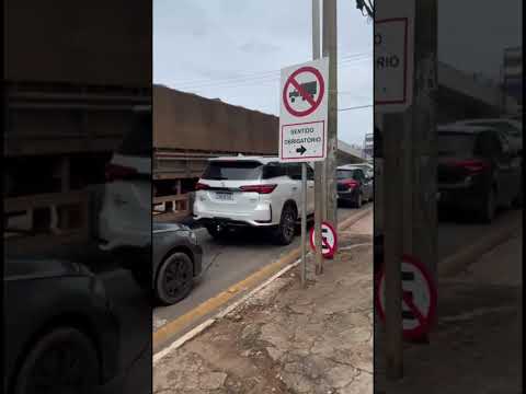 Em Anápolis, carreta com pane mecânica causa transtornos na Avenida Goiás