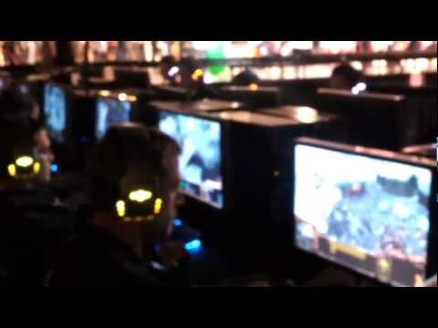 Starcraft Headsets Change Color Based off APM - MLG Anaheim 2012