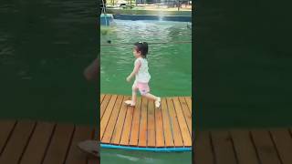 Download lagu The little fairy came to challenge the light work of floating on the water, and her father encourage mp3