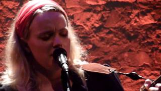 Ane Brun - The Figth Song (17) / Changing of the Seasons (18) - live@Café de la Danse