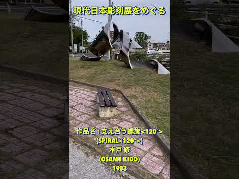 高く上げられた多年生ベッド – 生きた現代彫刻!  庭園