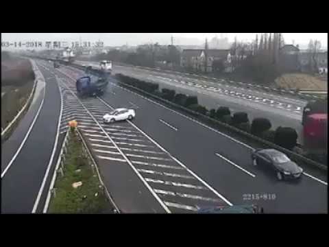 Stupid driving mistakes :::: Small Mistake Can Create Big Problem For Others