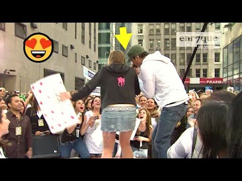 Enrique Iglesias - Escape LIVE 😍 Girl fan on stage!