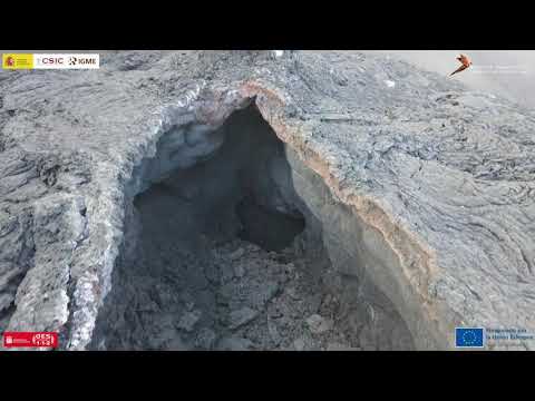Un espectacular jameo abierto muestra el interior de un tubo lávico en La Palma