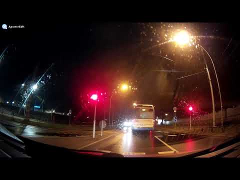 A biciklisek mindig átmennek a piroson... 1