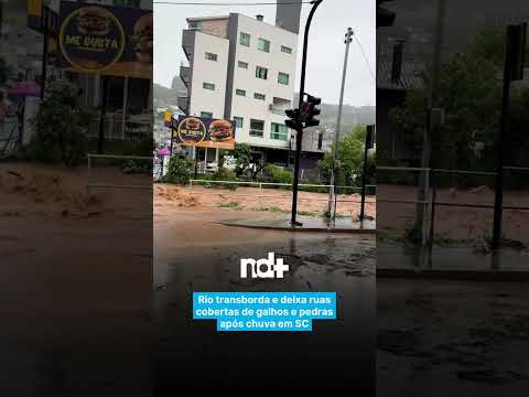 Rio transborda e deixa ruas cobertas de galhos e pedras após chuva em SC