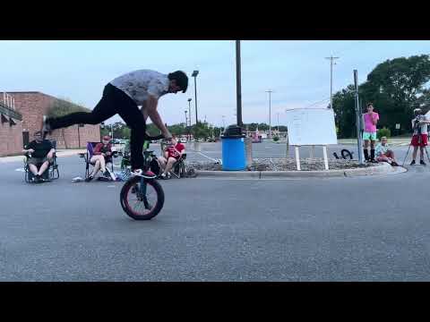 Unicycle flatland battle