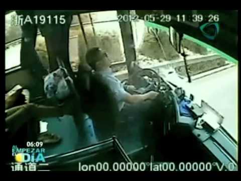 Herido de muerte, conductor salva la vida de sus pasajeros