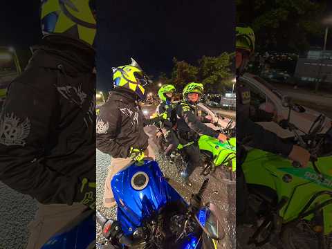 Conquistando a la policíaEl Biker de la rosa azul Me Dicen Romeo 💙 #biker #moto #policia #coqueto