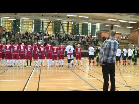 Sjunger nationalsången för fullsatt sporthall - Snurra flaskan (TV4 Play)