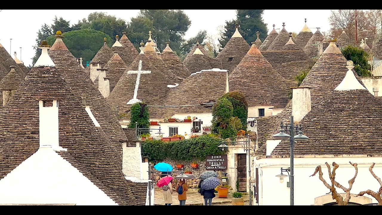 CAMMINANDO TRA I TRULLI DI ALBEROBELLO (PUGLIA). DOCUMENTARIO TELE ITALIA LUCA VINCITORE