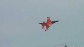 preview picture of video 'F-16 Demo Team (Sheik) podczas treningu przed Air Show Radom 2009'