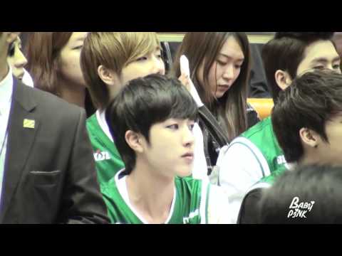 [FANCAM] 111016 INFINITE Sungyeol watching a basketball match!