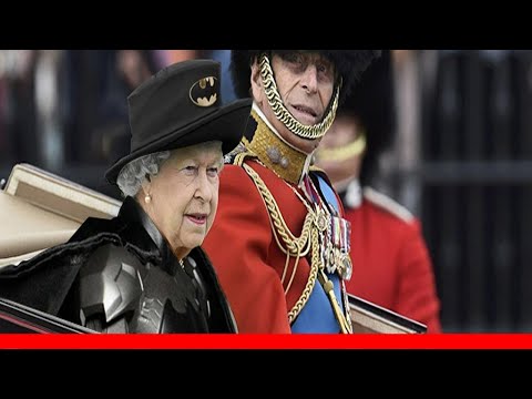 The QueenS Green Screen Outfit Sparks A Hilarious Internet Reaction 😂