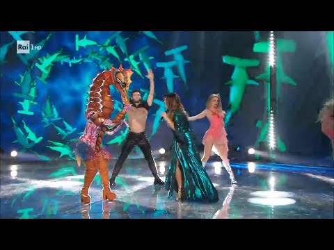 Cavalluccio Marino canta "Bad Romance" con Mietta - Il Cantante Mascherato 11/02/2022