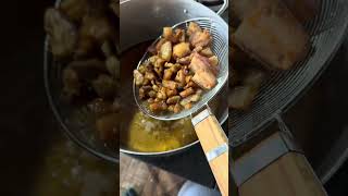 Terapia aqui da roça, fazer torresmo a pururuca #shorts #videoviral #torresmopururuca#pururuca