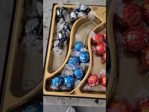 Christmas gift! Lindt LINDOR Deluxe Gift Box 36-pc assortment flavors of smooth Chocolate Truffles