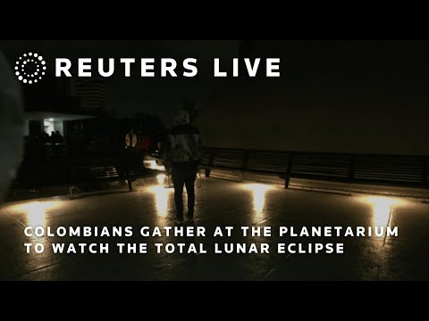 LIVE: Colombians gather at the Planetarium to watch the total lunar eclipse