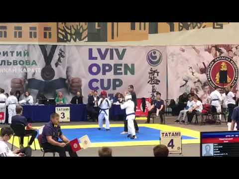 ЗАЦІНІТЬ ЗМАГАННЯ ПО КАРАТЕ. Я В БІЛОМУ ШЛЕМІ.