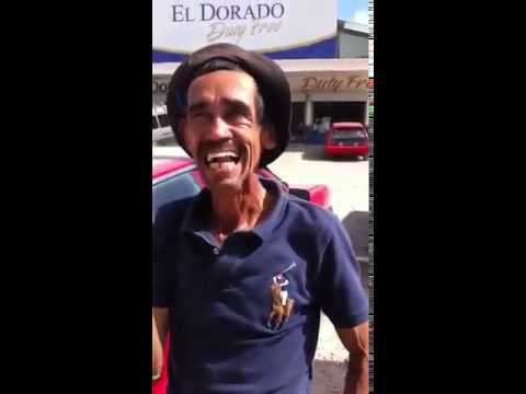 Behinderter mann spielt mit gebiss